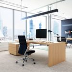 Projekt i wyposażenie nowoczesnego gabinetu biurowego z jasnym drewnianym biurkiem oraz ergonomicznym fotelem.
