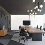 Kompleksowa realizacja nowoczesnej sali konferencyjnej Logan z ergonomicznymi meblami biurowymi, widok na miasto.