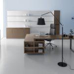 Nowoczesny gabinet z ergonomicznym biurkiem, wygodnym krzesłem, białymi szafkami i jasnoniebieską ścianą.
