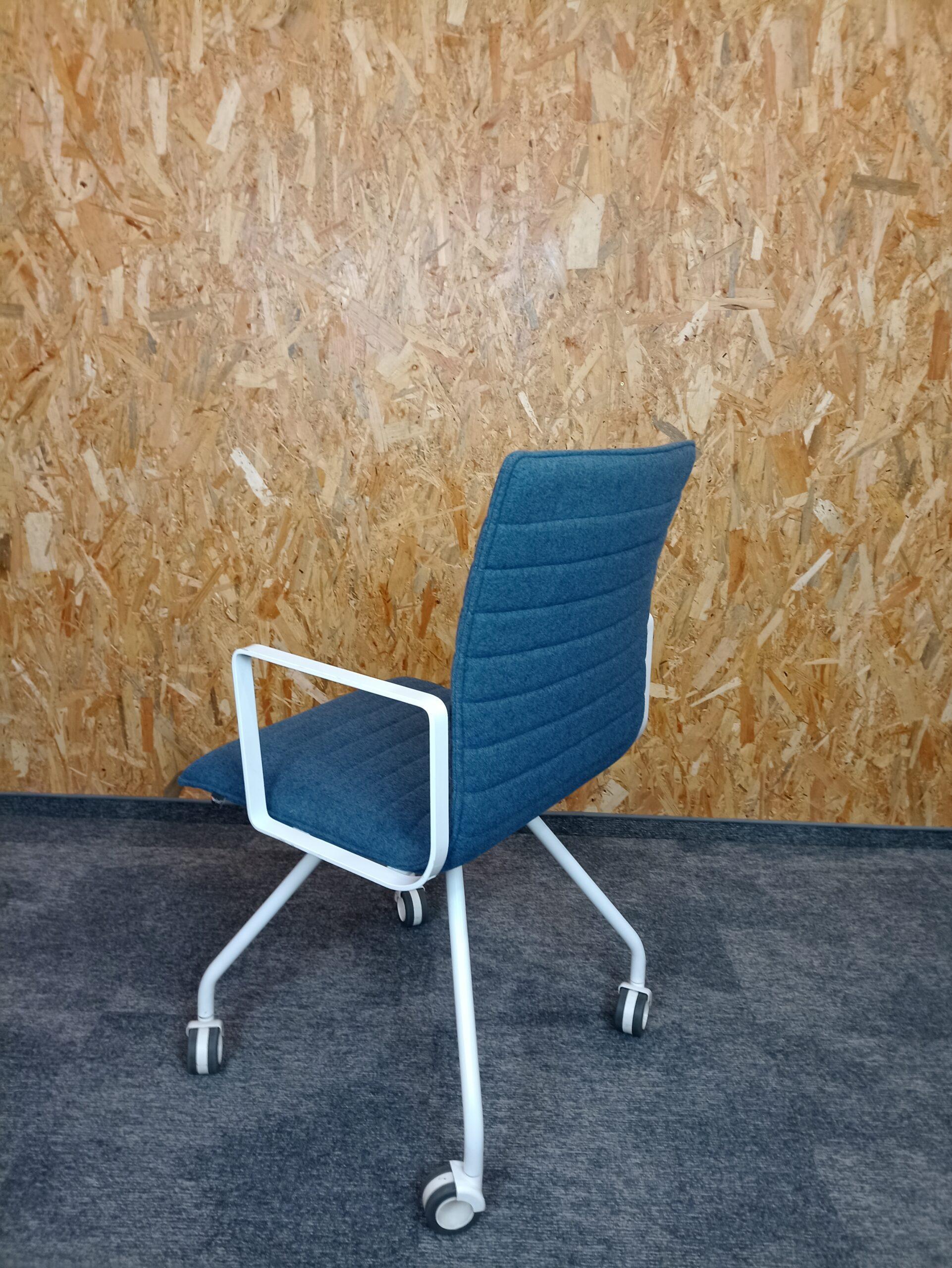 Ergonomiczne niebieskie krzesło biurowe z białą podstawą, idealne do nowoczesnej przestrzeni pracy.