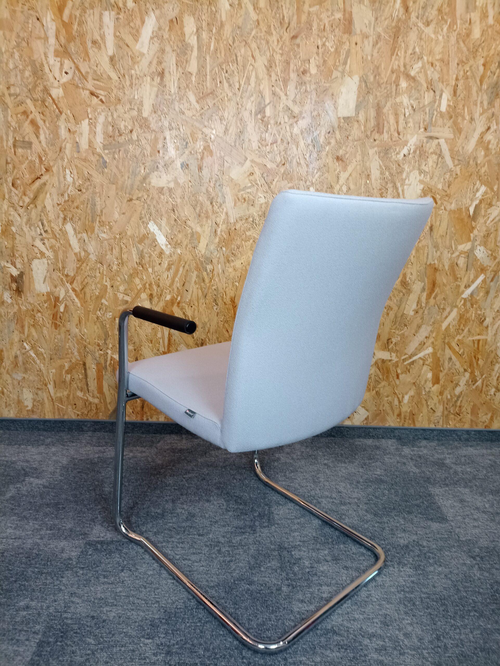 Ergonomiczne krzesło biurowe z jasnoszarym obiciem i chromowaną podstawą.