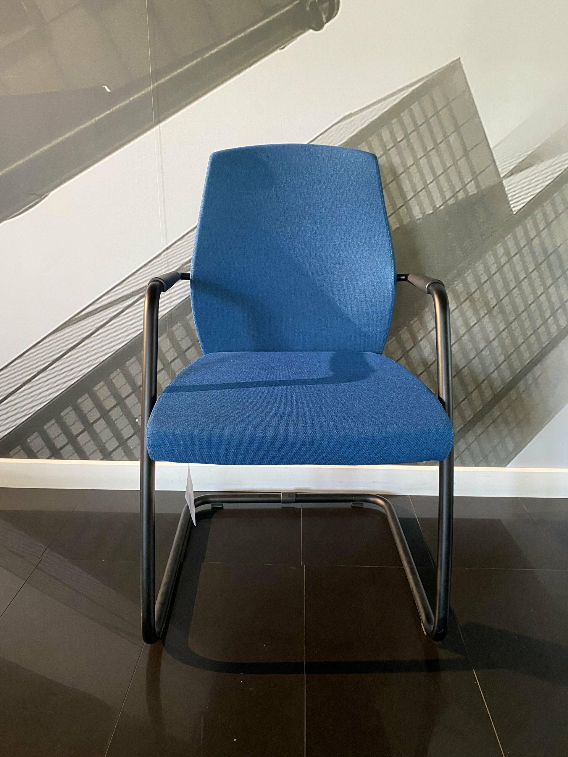 Niebieskie krzesło biurowe z czarnymi nogami do aranżacji ergonomicznych stanowisk pracy.