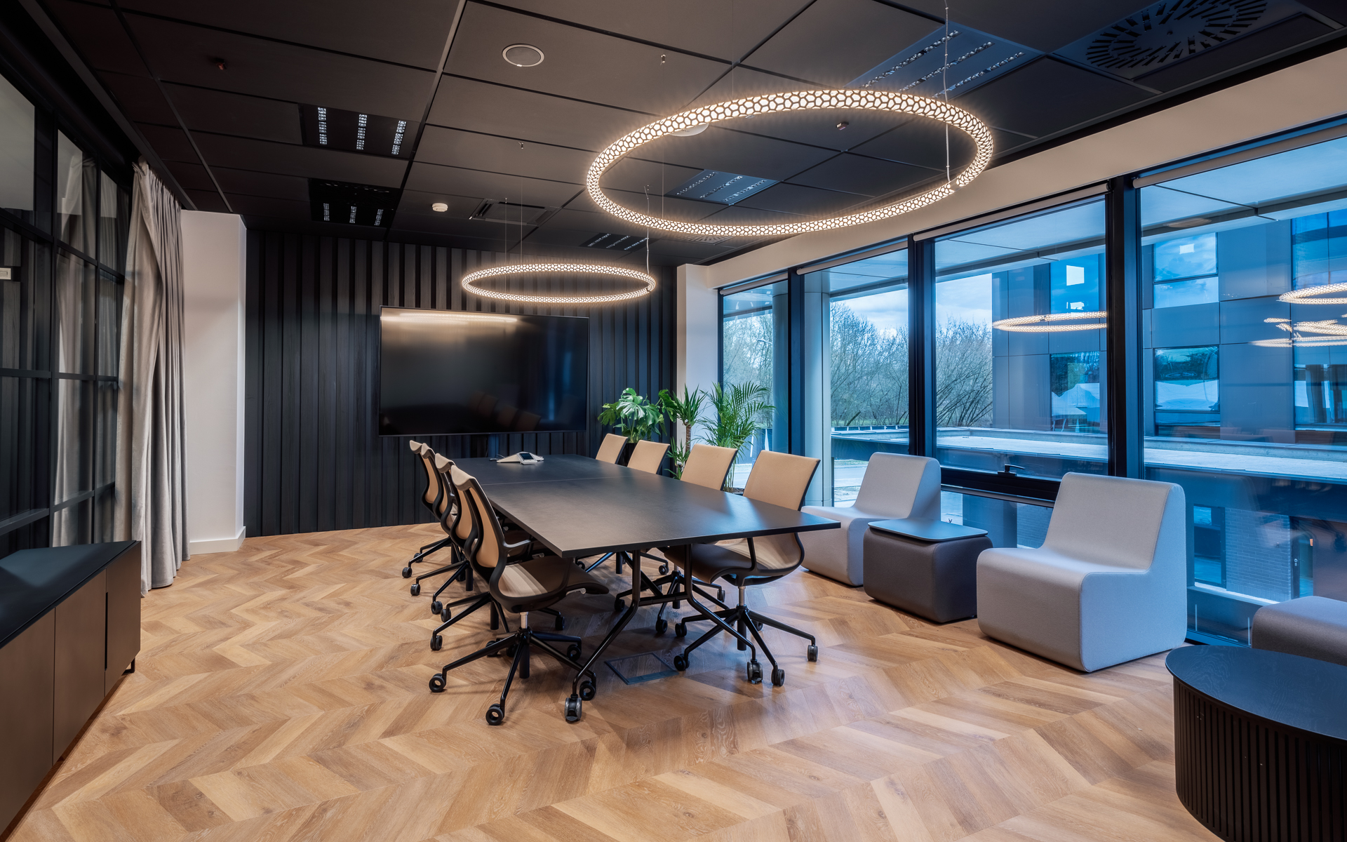 Projektowanie biura IT i High-Tech: jak tworzyć ergonomiczne przestrzenie biurowe
