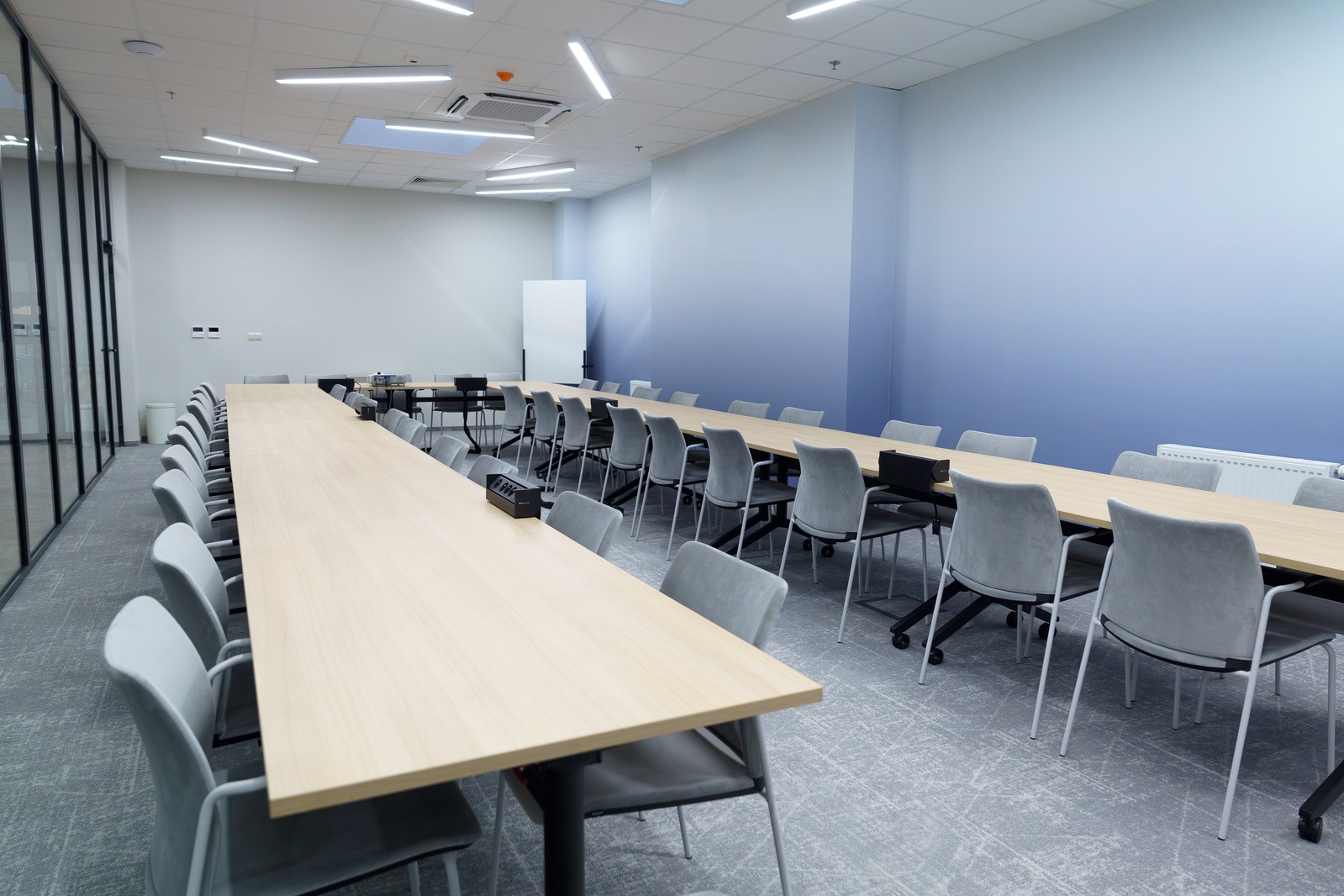 Biuro VelvetCare — sala konferencyjna z długim stołem i krzesłami